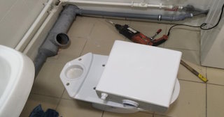 Установка напольного унитаза в Ахтубинске: монтаж под ключ от СантехДомХтб от 5199 рублей.